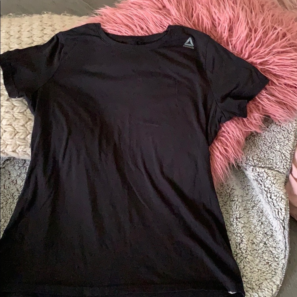 ✨ Reebok black classic tee